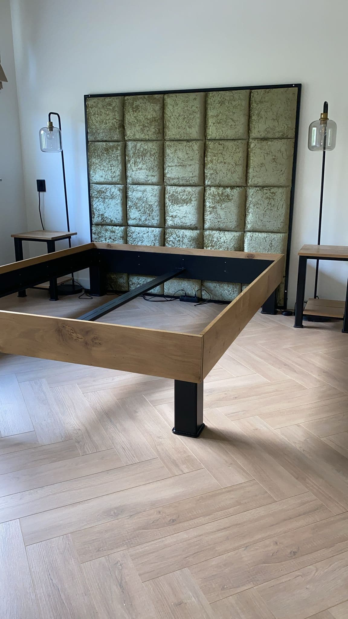 Maatwerk bedframe van staal en hout met gestoffeerd hoofdbord