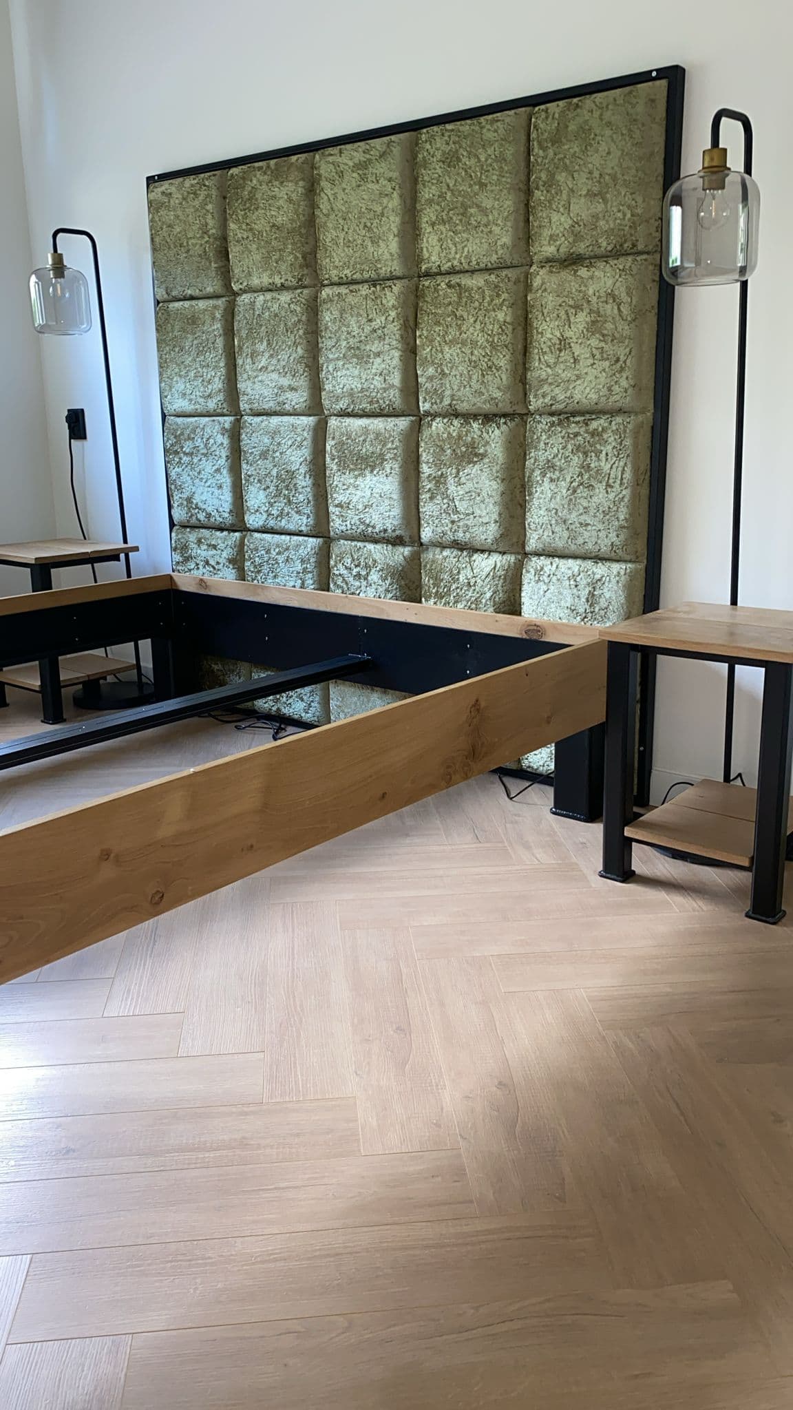 Maatwerk bedframe met bijpassende stalen nachtkastjes