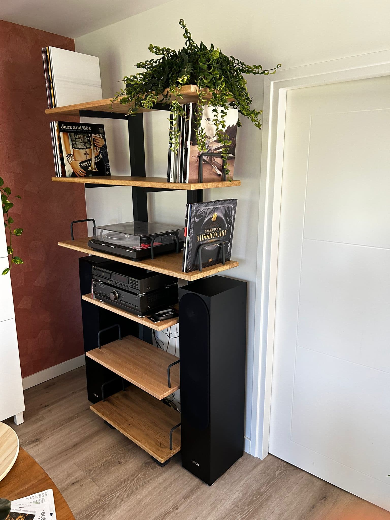 Stalen wandrek met eiken planken voor audio en vinyl