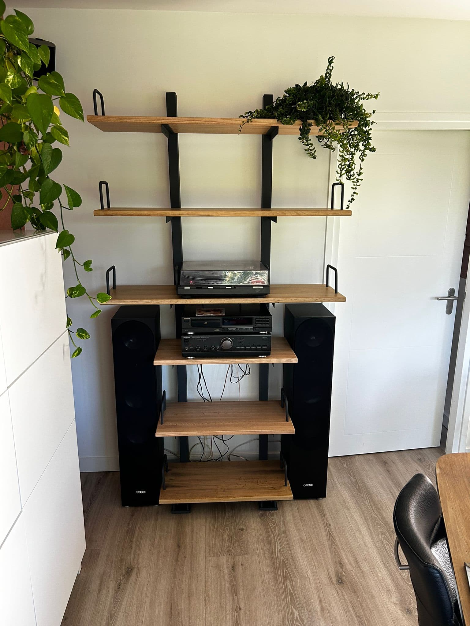 Maatwerk stellingkast van staal en eikenhout