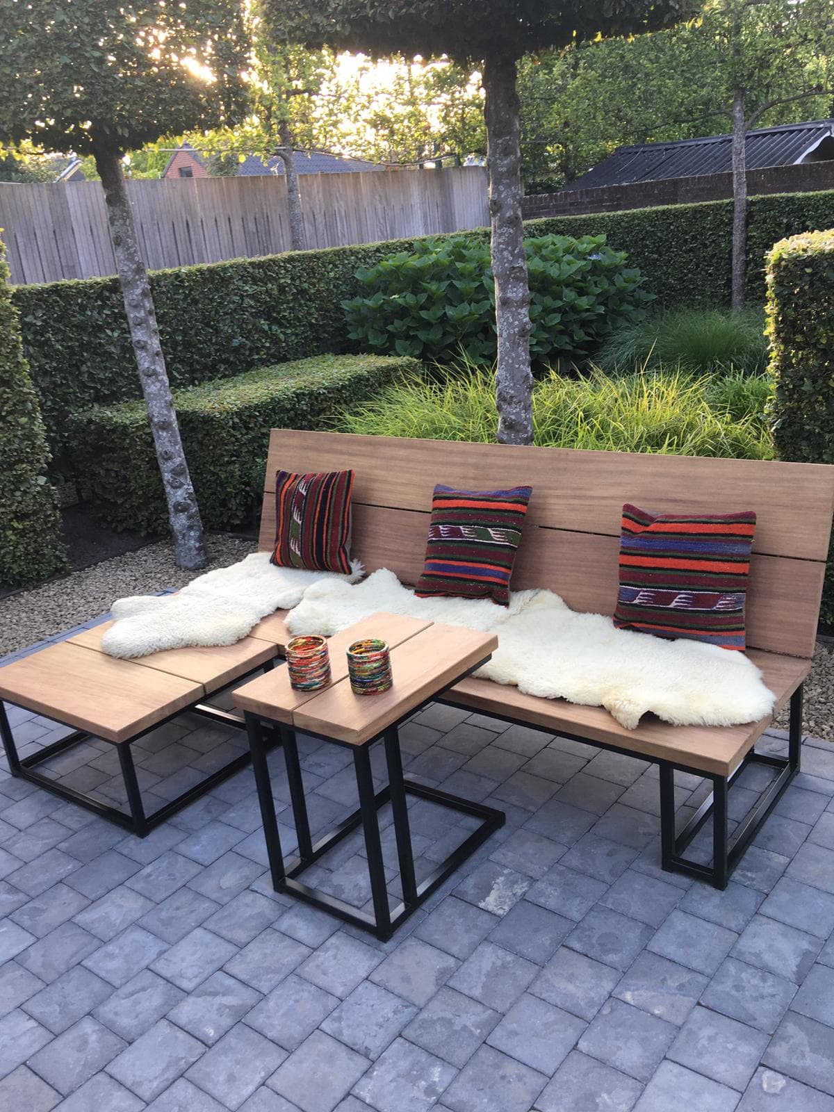 Maatwerk tuinbank met stalen frame en hardhouten zitting