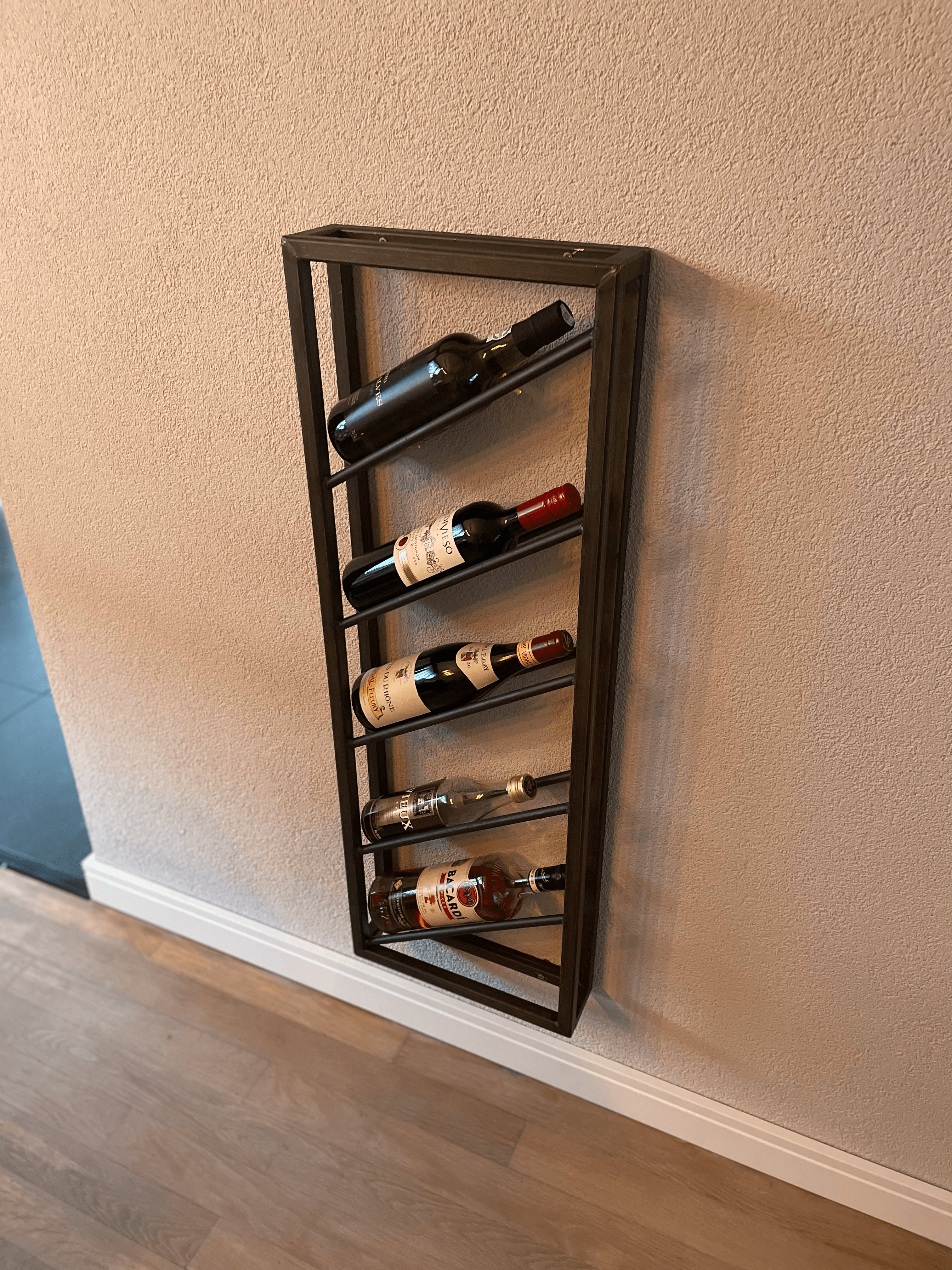 Stalen wandgemonteerd wijnrek